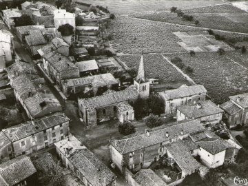 Vue aérienne du centre du village de Montmelas Saint Sorlin